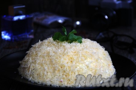 Подать вкусный, нежный салат с курицей под названием "Мужской каприз" к столу. Этот салатик несомненно понравится и вам, и вашим близким, попробуйте!
