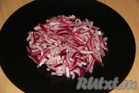 На плоскую тарелку выложить лук, формируя круг.
