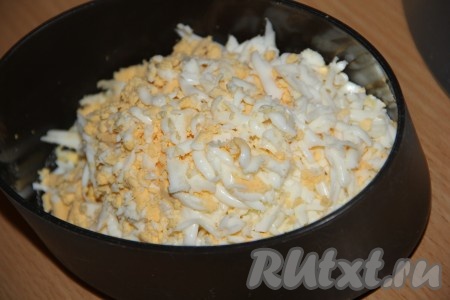 Яйца предварительно сварить в течение 15 минут, затем остудить, очистить и натереть на тёрке.
