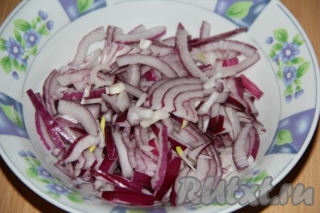 Очистить луковицу и нарезать тонкими полукольцами.&nbsp;
