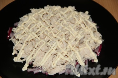 Нанести поверх курицы сеточку из майонеза, можно слегка посолить этот слой.
