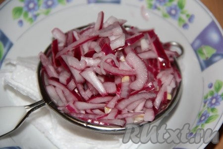 Откинуть лук на сито и дать стечь маринаду.
