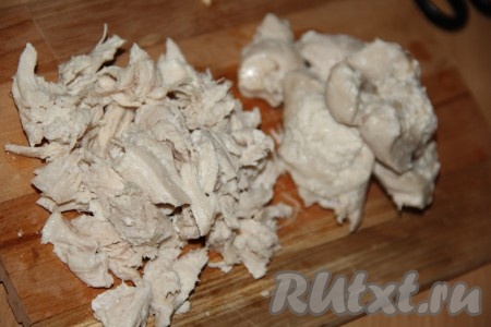 Заранее отварить свеклу до готовности (в течение минут 50 с начала кипения воды), затем остудить и очистить от кожуры. Куриное филе предварительно отварить в течение минут 25-30 (до готовности) в подсоленной воде, а затем снять с огня и дать остыть в бульоне. Нарезать остывшее мясо на небольшие кусочки (или нарвать на волокна).