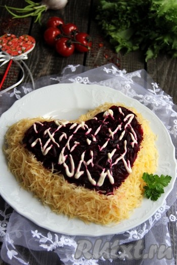 Натереть свеклу на тёрке и аккуратно выложить поверх огурцов, доходя до бортика из натёртого сыра. По желанию, на свекольный слой можно нанести тонкую сетку из майонеза. Блюдо можно сразу подавать к столу. Очень вкусный и красивый слоёный салат из свеклы, курицы и солёных огурцов украсит любой праздничный стол и станет вашим признанием в любви близким и друзьям!