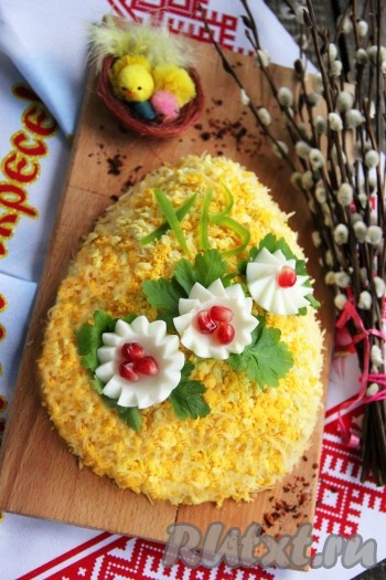 Дальше включаем фантазию и украшаем салатик. Я вырезала "ХВ" из болгарского перца и сделала цветочки из яичного белка, украсила зёрнышками граната и листиками петрушки (эти яйца, болгарский перец, гранат и петрушка не включены в ингредиенты, я их использовала для украшения). Вот такой красивый, очень вкусный и нежный салат "Пасхальное яйцо" получился.
