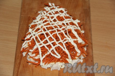 Поверх корейской моркови нанести сеточку из майонеза.
