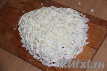 Поверх белков нанести сеточки из майонеза.
