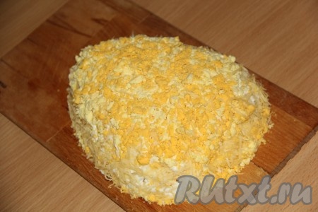 Раскрошить яичные желтки и выложить на верхушку салата.
