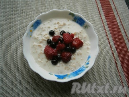 Кашу выложить в тарелку, а сверху разложить ягоды.
