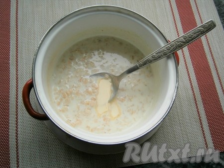 Затем добавить в кашу сливочное масло, перемешать. Кашка, приготовленная из овсяных хлопьев на молоке, получится жидкой, нежной и очень вкусной.
