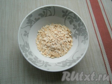 Отмерить овсяные хлопья.
