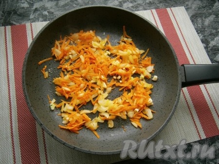 Обжарить лук с морковью на разогретом растительном масле на среднем огне в течение 3 минут, помешивая. Овощи не должны поджариваться, они должны только обмякнуть.
