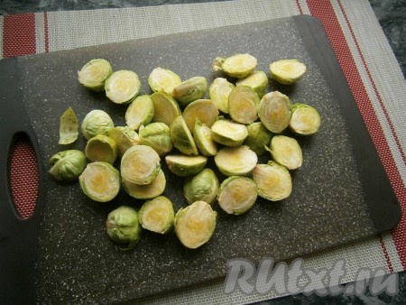 Каждую капустку разрезать на 2 части.