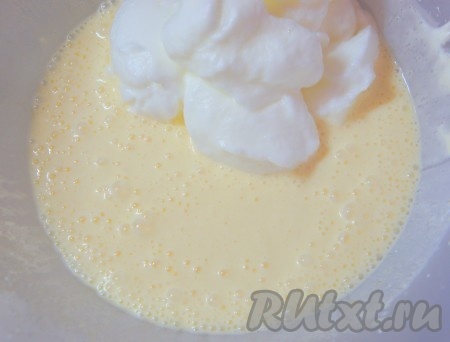 Смешать желтки, сахарный песок, сметану. Немного взбить.  Белки взбить до устойчивых пиков и добавить в тесто, тщательно, но аккуратно перемешать.