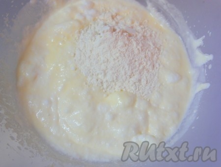 Добавить муку, перемешать.