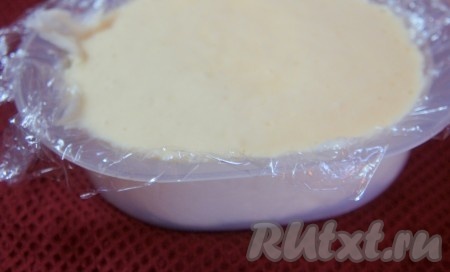  Чашу для риса (обычно идет комплектом к пароварке) застелить пищевой плёнкой, вылить получившееся тесто, сверху герметично накрыть тоже пищевой плёнкой. Отправить чизкейк в пароварку на 45 минут. 