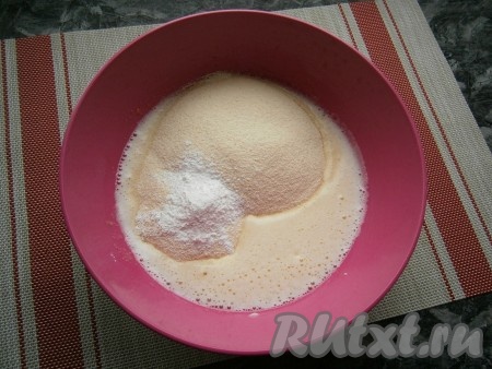 Ещё раз перемешать венчиком, всыпать 300 грамм манной крупы и разрыхлитель.
