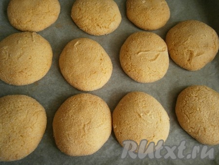 Духовку разогреть до 180 градусов, выпекать печенье около 30-35 минут (до румяности).
