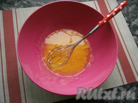 Размешать тщательно венчиком, влить растительное масло.
