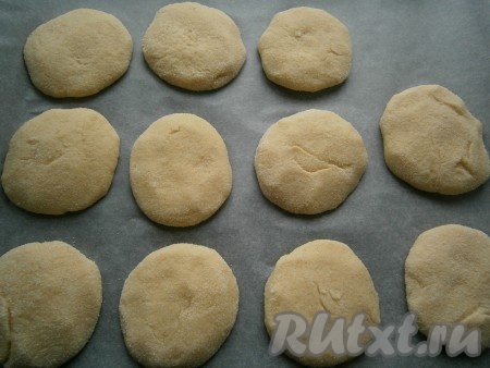 Выложить лепёшки на противень, застеленный пергаментом. Из данного количества теста у меня получилось 11 лепёшек.
