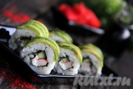 Разрезать получившийся ролл с авокадо и крабовыми палочками на 6 или 8 кусочков. Аналогично нужно сформировать все роллы. Из указанного количества ингредиентов у меня получилось 24 ролла. Аппетитную закуску можно подавать к столу, дополнив соевым соусом и маринованным имбирём. Роллы, приготовленные с крабовыми палочками и авокадо, получаются нежными, яркими и очень вкусными.
