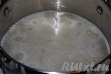 Рис хорошо промыть (промывать до прозрачности воды). Затем 100 грамм риса насыпать в кастрюлю, залить 200 мл холодной воды, поставить на огонь, довести до кипения и убавить огонь до минимума. Накрыть кастрюлю крышкой и варить рис до полного испарения воды (у меня на это уходит около 20 минут). Кастрюлю с готовым рисом убрать с огня, влить рисовый уксус (если нет такого уксуса, можно обойтись и без него), перемешать. Дать рису остыть, кастрюлю желательно накрыть полотенцем.&nbsp;
