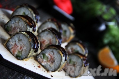 Каждый ролл, обжаренный в кляре, переложить на доску и разрезать на 6 (или 8) кусочков. В результате у меня получилось 18 штук. Очень вкусные и сытные роллы, приготовленные в кляре в домашних условиях, можно подать к столу и тёплыми, и остывшими, дополнив соевым соусом и имбирём.