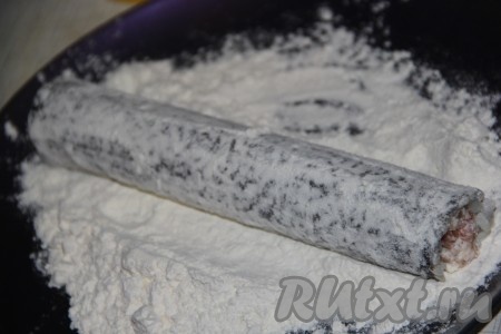 Получившие роллы со всех сторон обвалять в муке.&nbsp;
