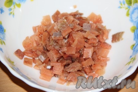 Нарезать слабосолёную красную рыбу на мелкие кусочки.
