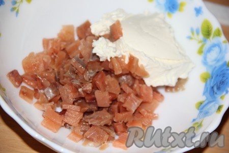 Добавить к рыбе творожный сыр и тщательно перемешать рыбную начинку.
