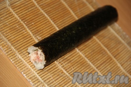 С помощью циновки свернуть плотный ролл. Аналогично сформировать все роллы (на этом этапе у меня получилось 3 длинных ролла).
