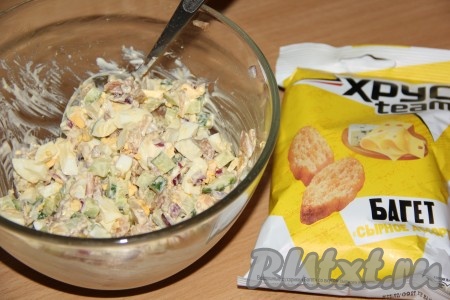 В принципе, в таком виде салат с красной рыбой и свежим огурчиком можно выкладывать в салатник и подавать к столу, добавив сухарики непосредственно перед подачей. Но я решила подать это блюдо порционно в съедобных корзинках, украсив сухариками.
