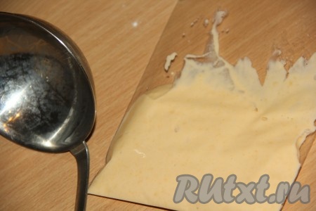 Переложить массу в пакет и сделать небольшое отверстие.
