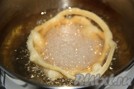 Сразу опустить половник в масло. Корзинка отсоединится от половника. Жарить корзинку до золотистого цвета на среднем огне. Таким образом приготовить нужное вам количество корзинок.
