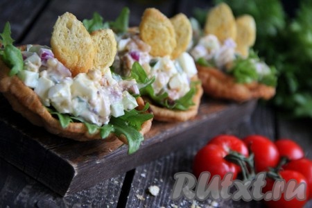 Украсить сверху сухариками и сразу подать к столу. Посмотрите, какая красивая подача, да и салат с красной рыбой и свежим огурцом получился очень вкусным, а в сочетании с корзинками - вообще супер!