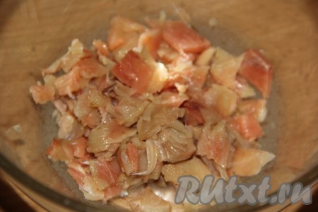 Нарезать слабосолёную красную рыбу на мелкие кусочки.
