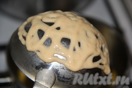 Растительное масло влить в сотейник и разогреть фритюр. Половник опустить в разогретое масло на 30 секунд. Затем аккуратно перевернуть половник и нанести на него тесто в виде хаотичной сетки.