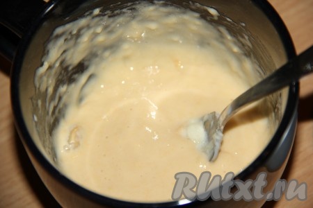 Для приготовления корзинок для салата нужно соединить яйцо и муку, перемешать вилкой до однородного состояния. Получившаяся масса будет напоминать сметану средней густоты.
