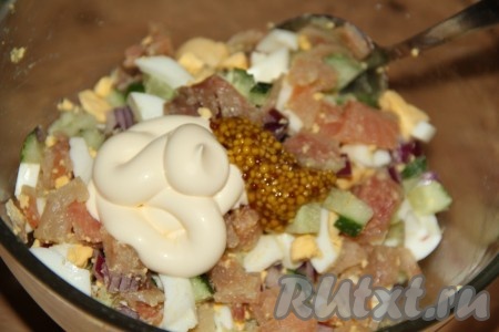 Добавить майонез и зерновую горчицу, перемешать.
