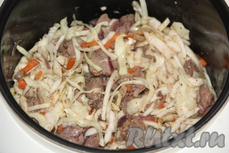 Перемешать куриную печень с капустой, морковкой и луком, закрыть крышку мультиварки и выставить режим "Тушение" на 45 минут.
