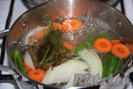 Поставить кастрюлю на огонь, когда вода закипит, уменьшить огонь и варить овощной бульон 5 минут.
