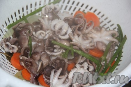 Затем откинуть осьминогов на дуршлаг, бульон нам будет нужен в дальнейшем, поэтому дуршлаг ставим на кастрюлю (или миску). Дать осьминожкам остыть.
