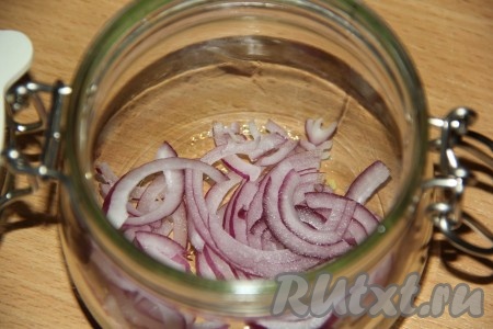 1 луковицу (я взяла красный лук) почистить и нарезать тонкими полукольцами. В банку (я использовала банку объёмом 500 мл) выложить немного лука.
