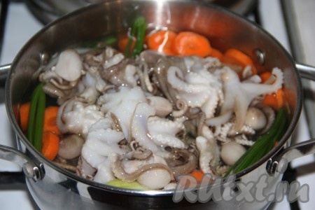 Добавить осьминогов в кипящий бульон.

