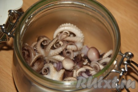 Затем выложить часть осьминогов.