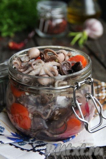 Маринованные осьминоги получаются аппетитными и необыкновенно вкусными. Хранить в холодильнике их можно в течение 7-10 дней. Вот так просто можно замариновать маленьких замороженных осьминогов, вкус которых понравится многим!