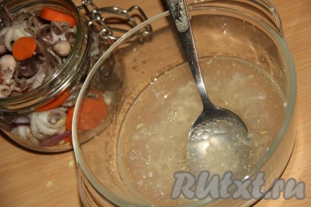 Для приготовления маринада в миску влить 170 мл не горячего бульона, растительное масло, уксус, пропущенный через пресс чеснок и соль. Тщательно перемешать маринад.