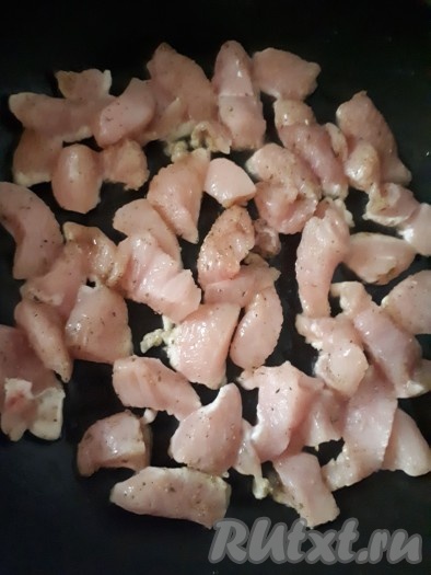 Обжарить кусочки куриного мяса на растительном масле с двух сторон на среднем огне до готовности. Куриная грудка жарится очень быстро, примерно, 2-3 минуты с каждой стороны.