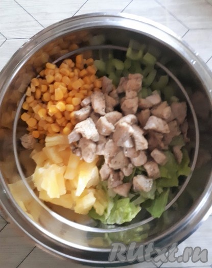 Добавить к овощам, кукурузе и ананасам остывшую обжаренную куриную грудку.