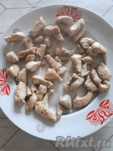Переложить обжаренные кусочки куриного мяса на тарелку и остудить.